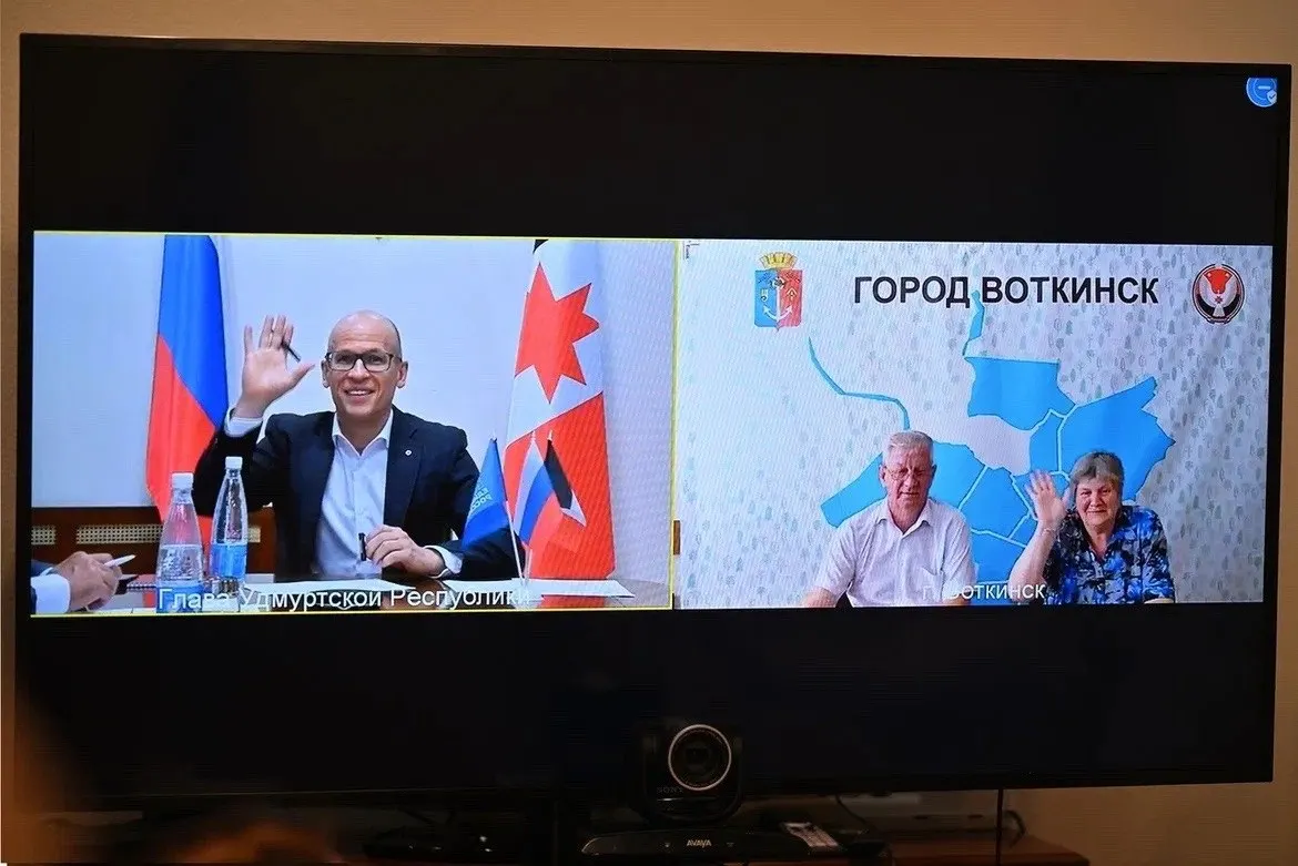 В ходе онлайн‑приёма 18 июня глава республики пообещал помочь переселению жителей аварийного дома в Воткинске — оставшиеся квартиры планируют расселить в 2026 году.