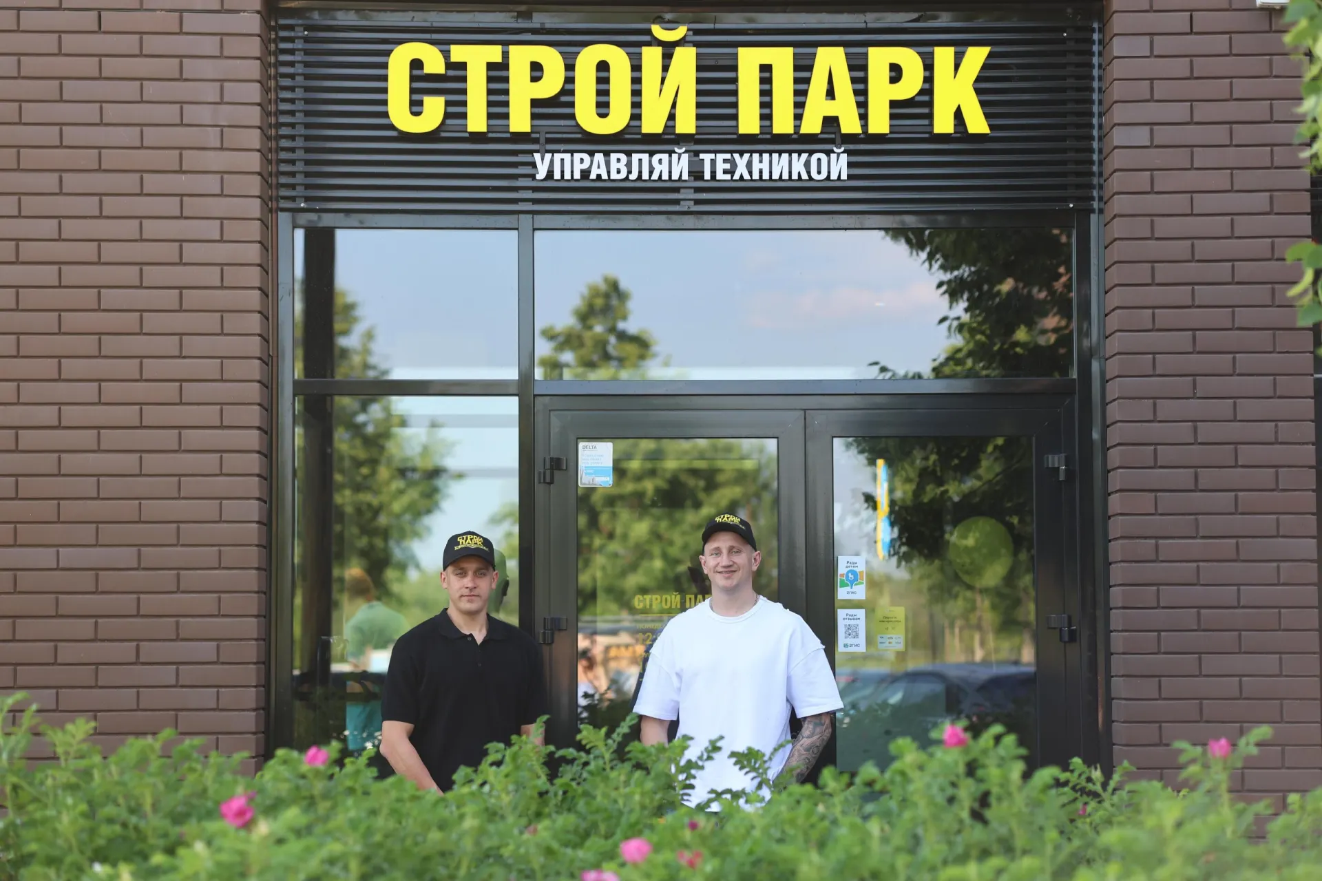 В новой игровой зоне посетители управляют мини‑строительной техникой и ищут призы в бочках; родители приходят «просто посмотреть», но часто просят пульт.
