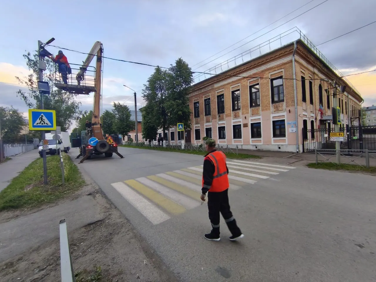 В городе смонтировали проекционные пешеходные переходы у образовательных организаций — они будут работать в тёмное время суток на протяжении всей ночи, чтобы повысить видимость переходов.