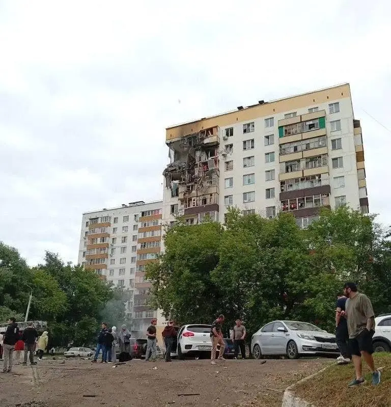 В результате попадания беспилотного аппарата и последовавшего взрыва несколько верхних этажей дома в Нижнекамске разрушены, здание признано непригодным для проживания. Город собирает помощь пострадавшим и готовит укрытия для круглосуточного доступа.
