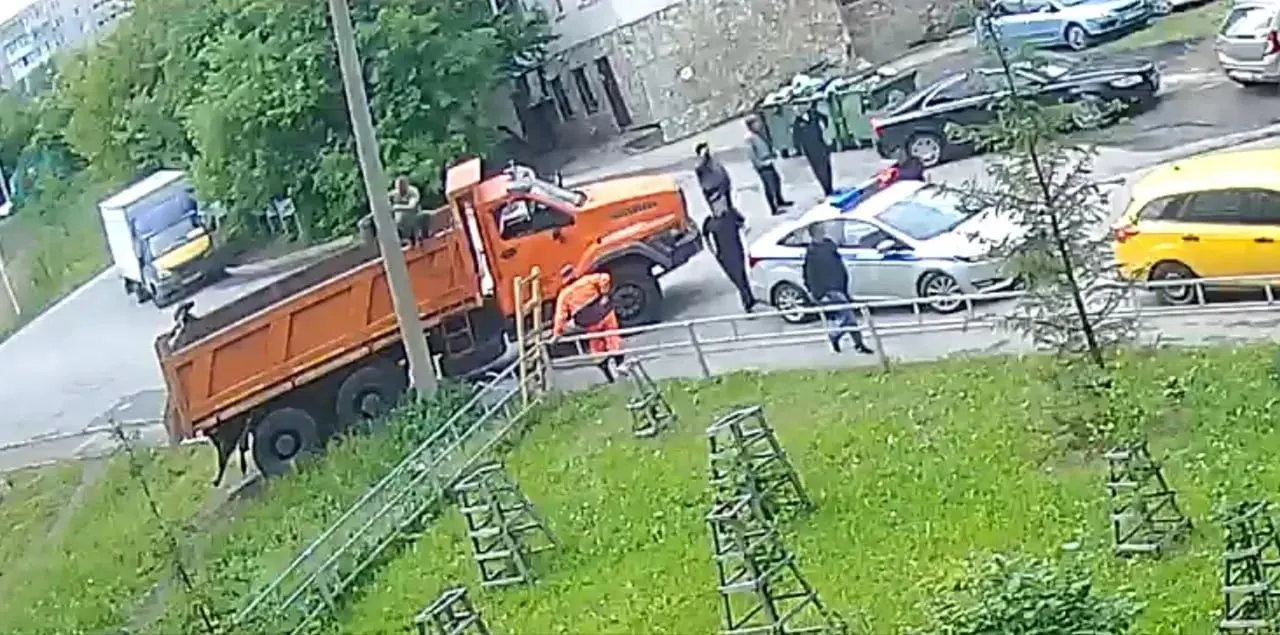 На Уфимском шоссе в Уфе демонтировали дорожные знаки, запрещавшие остановку и парковку.