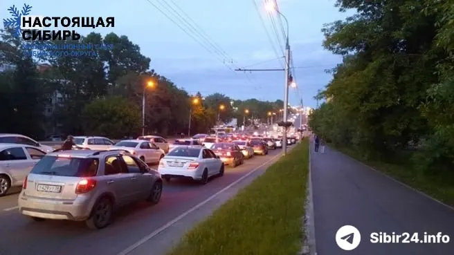 В Иркутской области локальные сети АЗС ввели жесткие лимиты или полностью приостановили розничные продажи. Жители проводят в очередях по несколько часов, межгородские автобусы рискуют остаться без топлива.