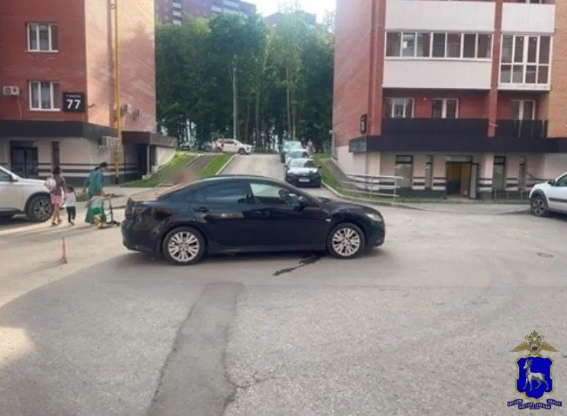 Инцидент произошёл 11 июня во дворе 1‑го квартала: ребёнок попал под колёса при переходе проезда, госпитализация не потребовалась.