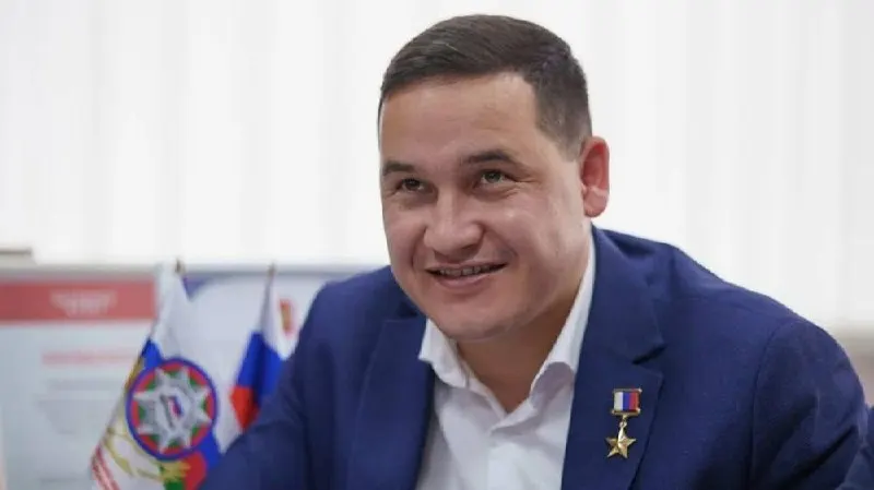 Кандидат прошёл праймериз в Оренбургской области и будет идти в Госдуму по партийным спискам. По данным украинских спецслужб, ему вменяют причастность к похищению, пыткам и расстрелу мирного жителя в районе Бучи; губернатор региона публично поддержал выдвижение.