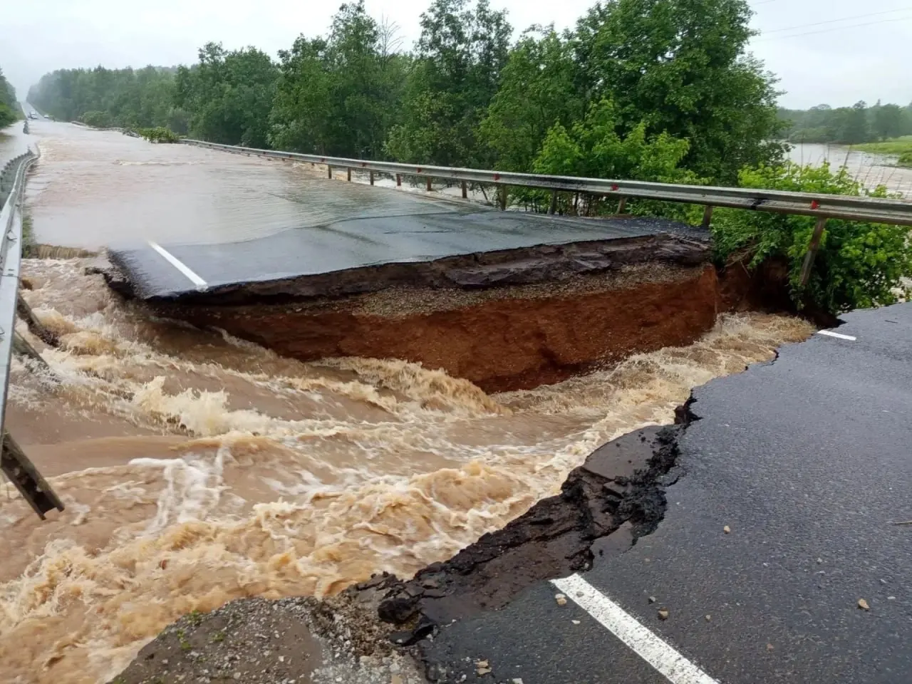 Сильный напор воды повредил водопропускную трубу, из-за чего в Фаленском районе размыло участок дороги рядом с деревней Леваны.
