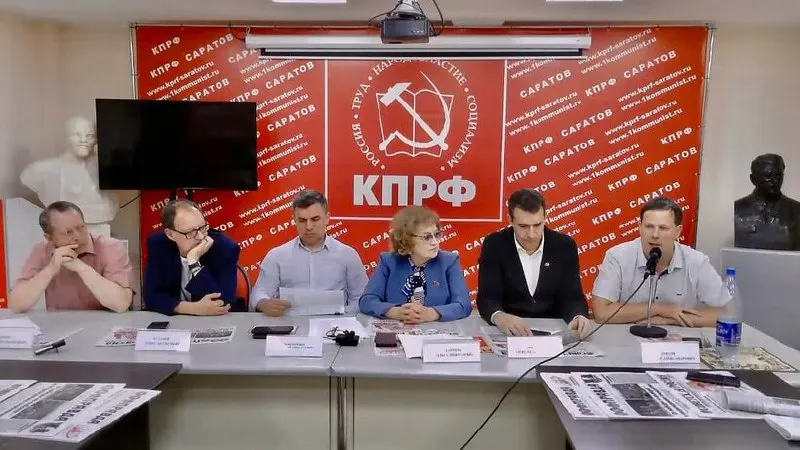 Депутат Саратовской областной думы рассказал, что из‑за открытой канализации и аварий на улице 2‑я Комсомольская стоки регулярно затапливают частные дома. После последней аварии сточные воды три недели не отводились — жители требуют обеззараживания почвы, возмещения ущерба и расселения.