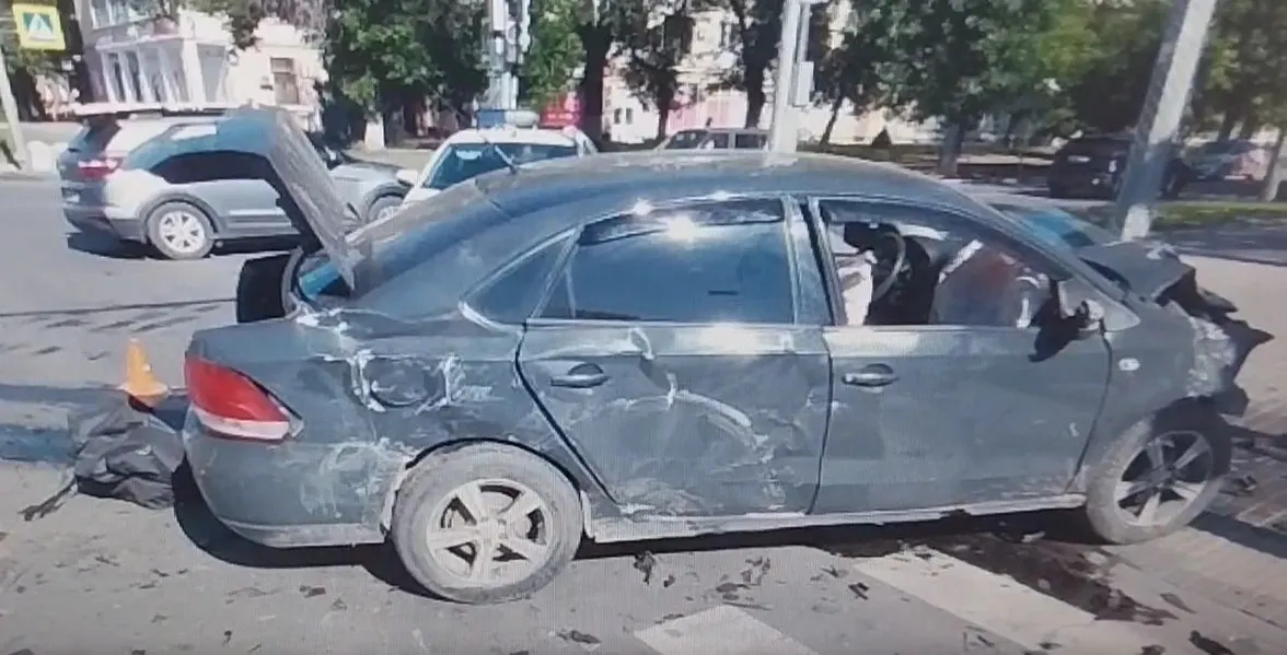 Автомобиль проехал на красный и врезался в другой — виновник уехал с места происшествия, 29-летний пассажир получил травмы и доставлен в больницу.