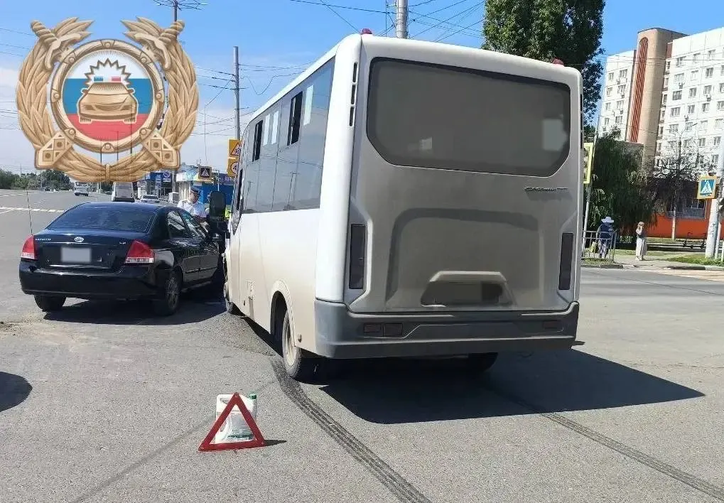 Две пассажирки маршрутки получили травмы в ДТП 19 июня около 10:20 в Балакове на улице Трнавская. Пострадавших доставили в медучреждение, обстоятельства происшествия выясняют в Госавтоинспекции Саратовской области.