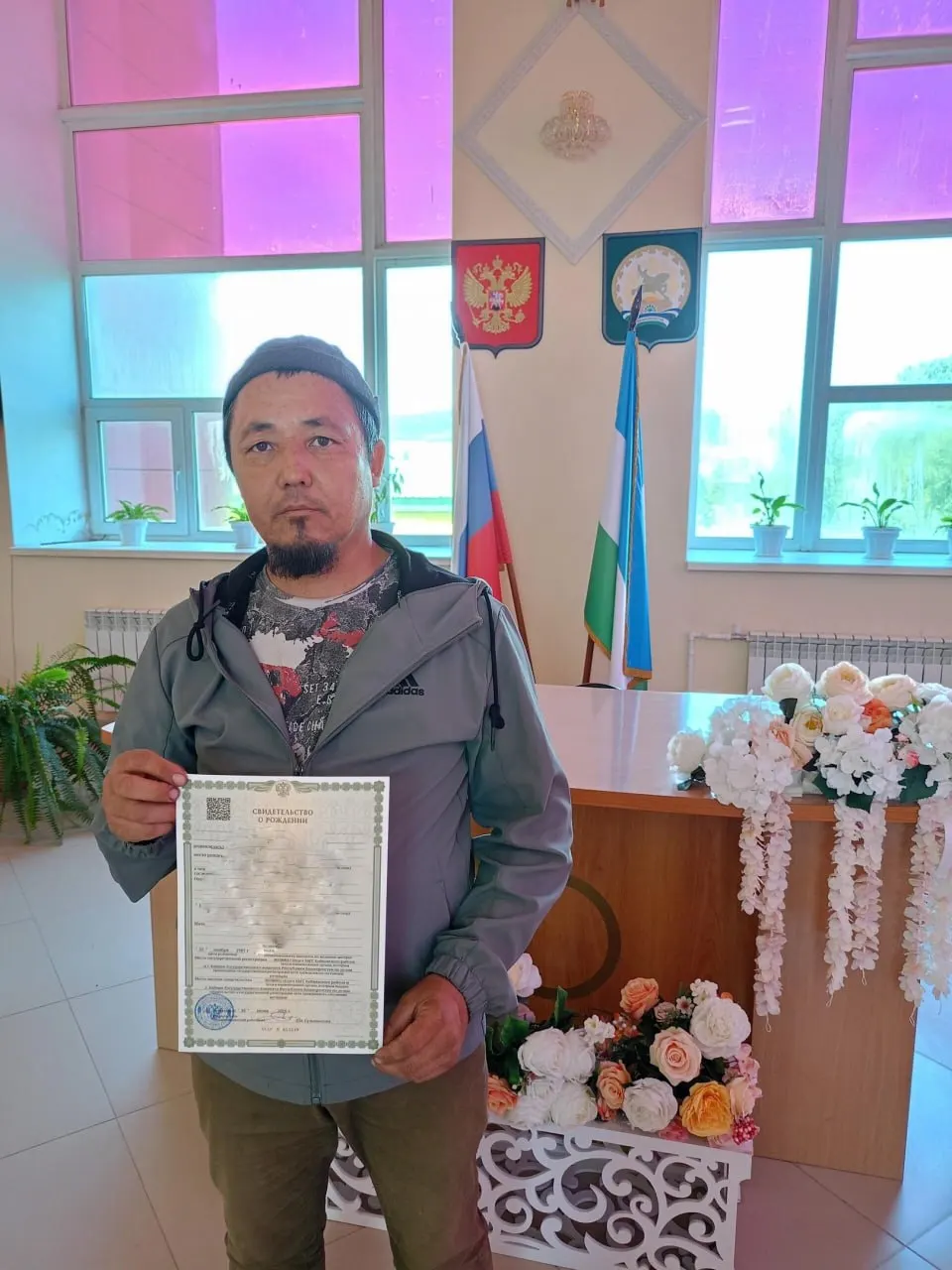 В семье из Баймакского района это восьмой ребёнок. На фото отец получает свидетельство о рождении.