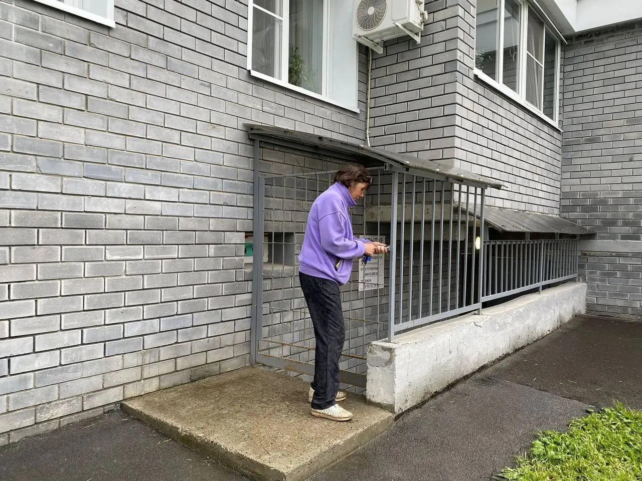 В доме на улице Воинов‑Интернационалистов оборудовали 745 м² укрытия с запасом воды, аптечками и фонарями. Ключи хранятся у ответственных лиц, поэтому доступ в экстренной ситуации может затянуться.