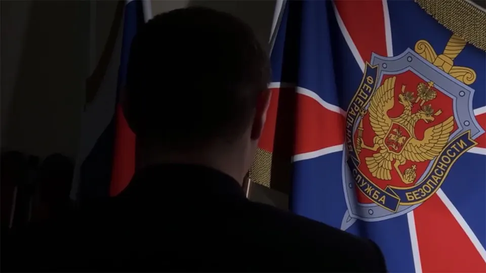 Передача контроля над российским сегментом интернета Второй службе ФСБ привела к массовым отключениям мессенджеров и сети, вызвала противостояние между спецслужбой и гражданскими администрациями и может обернуться очередным ужесточением цензуры после выборов.