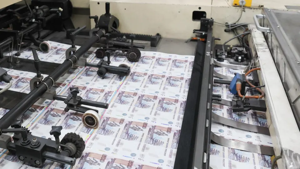 Банк России выдаёт банкам триллионы рублей в виде репо‑кредитов под залог ОФЗ, фактически помогая покрывать дефицит бюджета. Экономисты предупреждают об усилении инфляционного давления и скрытых налогах для населения.