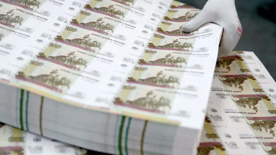 В мае объём наличных вырос ещё на 381,2 млрд ₽ — россияне и бизнес массово снимают «кэш» на фоне неопределённости, отключений интернета и снижения ставок. Центробанк ужесточил контроль за операциями с наличностью.