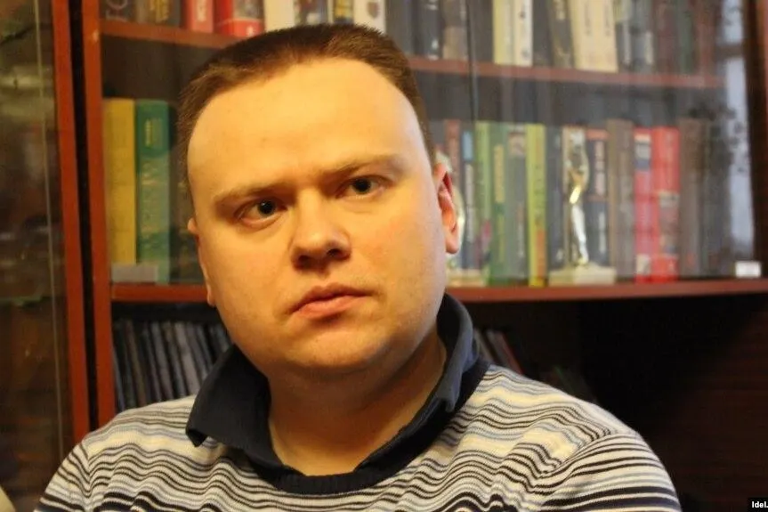 Журналиста остановили возле дома, завели в квартиру в наручниках — у него была ранена голова. После обыска его доставили в Следственное управление по Марий-Эл, задержали на 48 часов; ранее в отношении Серёгина проводились штрафы и обыски.