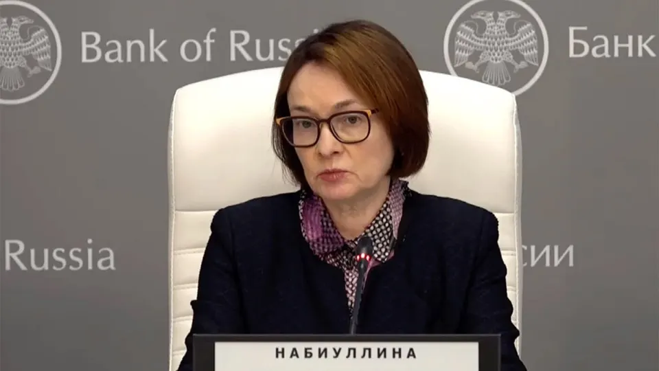 Глава Центробанка заявила, что месяц была вне публичного поля из‑за простуды и временной потери голоса. Её отсутствие вызвало слухи о замене — обсуждаются возможные кандидаты; срок её полномочий истекает в 2027 году.