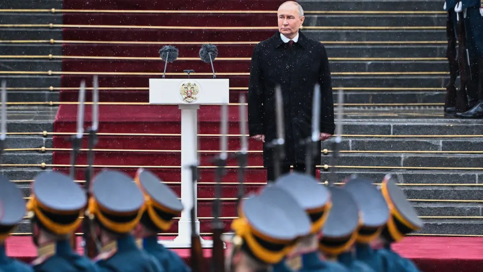 Военные расходы в проекте бюджета на 2026 год могут вырасти примерно на 40% — до почти 18 трлн рублей, тогда как дефицит бюджета и госдолг активно растут. Для финансирования планируются секвестр гражданских статей, привлечение дополнительных резервов и размещение облигаций.