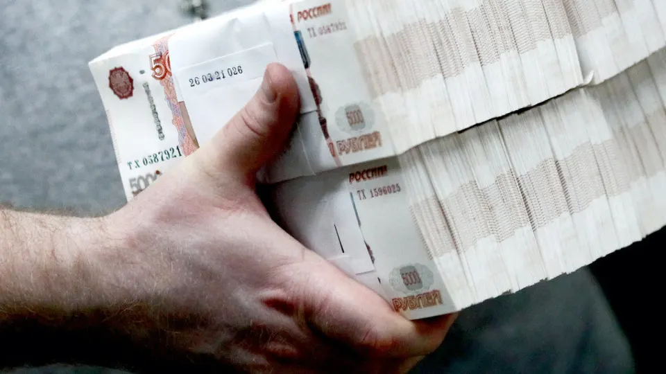 Сбер отмечает резкий рост спроса на&nbsp;наличные на&nbsp;фоне сбоев в&nbsp;интернете и&nbsp;опасений по&nbsp;налогам