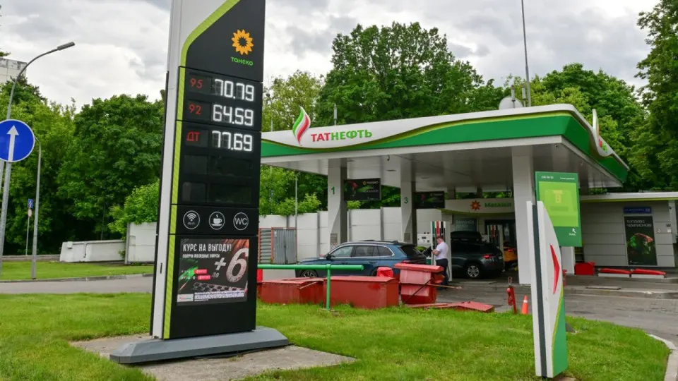 С 14 июня на АЗС «Татнефти» введены временные ограничения продажи топлива в ряде регионов на фоне остановки переработки на крупном НПЗ после атак беспилотников.