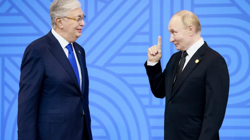 Из‑за сокращения выпуска бензина на российских НПЗ и остановок в ряде заводов обсуждается поставка около 50 тысяч тонн Аи‑92 из Казахстана — возможно через обработку российской нефти на казахстанских мощностях и в обмен на поставки авиационного керосина.