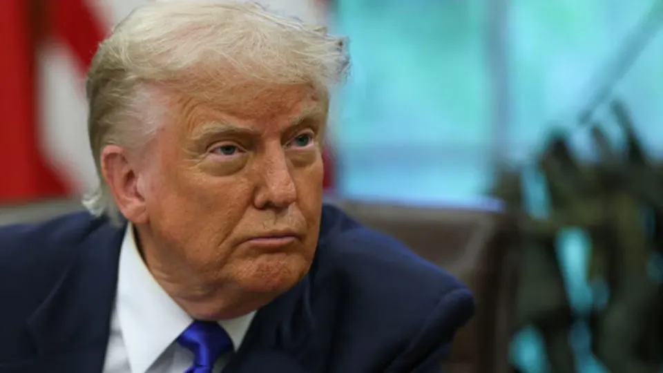На закрытых переговорах на саммите G7 президент США предложил усилить давление на Россию и помощь Украине при условии, что европейские союзники помогут с расчисткой Ормузского пролива; лидеры согласовали ужесточение санкций и наращивание поставок ПВО и дальнобойного оружия.