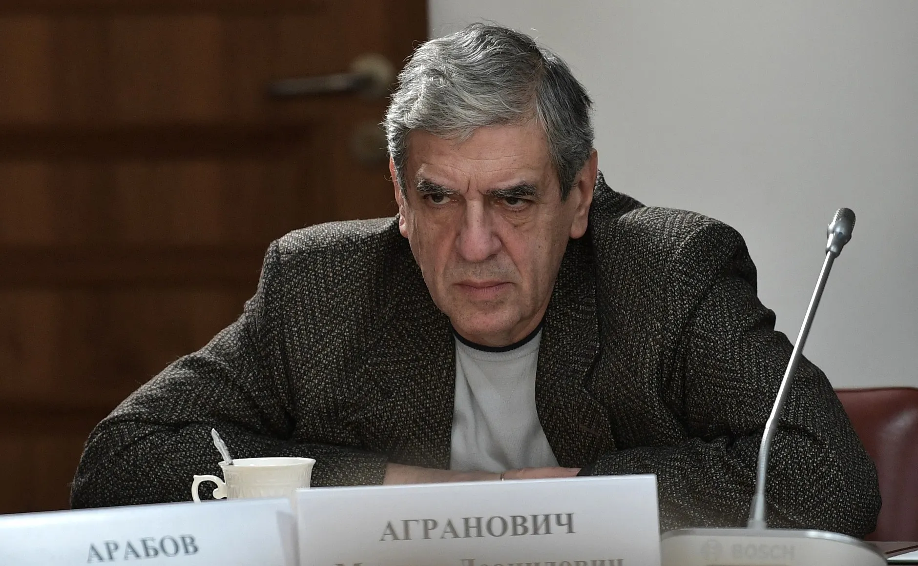 Операторский факультет объявил набор в специальную группу: бесплатное обучение с 2027 года при условии контракта с Минобороны на год службы в войсках беспилотных систем. Абитуриентам обещают общежитие, статус ветерана и льготы; правозащитники предупреждают о возможном обмане с обещаниями увольнения.