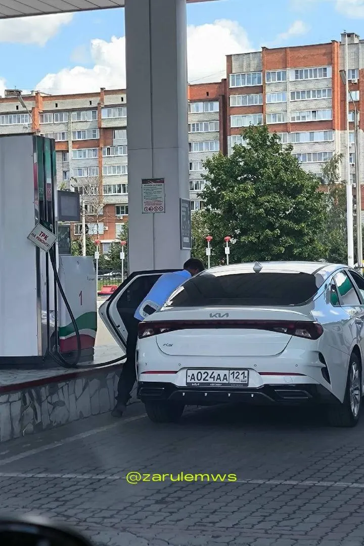 Очевидцы заметили, что на одной из АЗС в центре Чебоксар правительская Kia K5 с госномером А024АА заправлялась, тогда как для остальных посетителей топливо было недоступно.