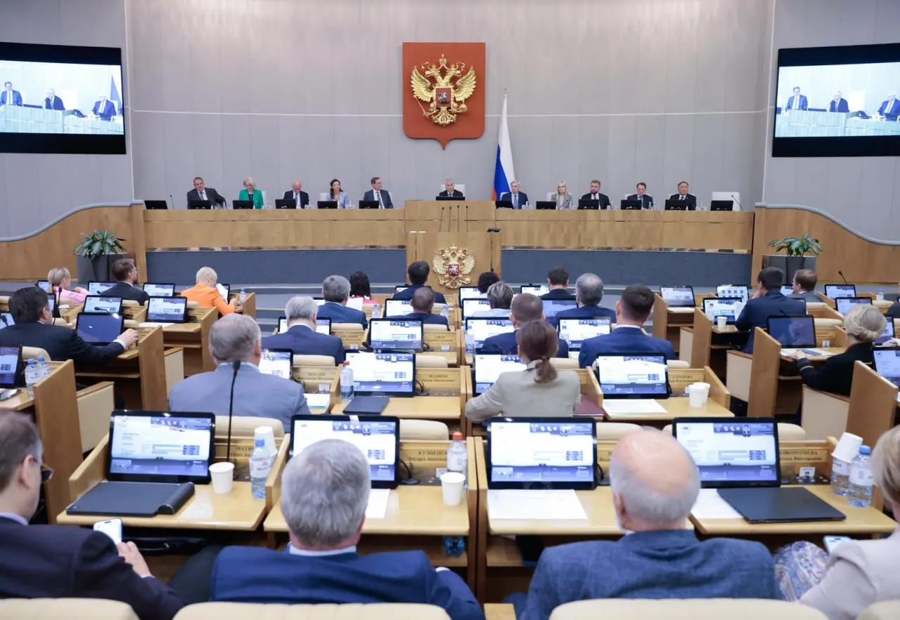 Анализ данных системы законодательной деятельности показывает: правительственные инициативы проходят в Госдуме заметно чаще депутатских — 84% правительских и 99% президентских законопроектов одобрены, в то время как «проходимость» депутатских инициатив составляет около 25%.