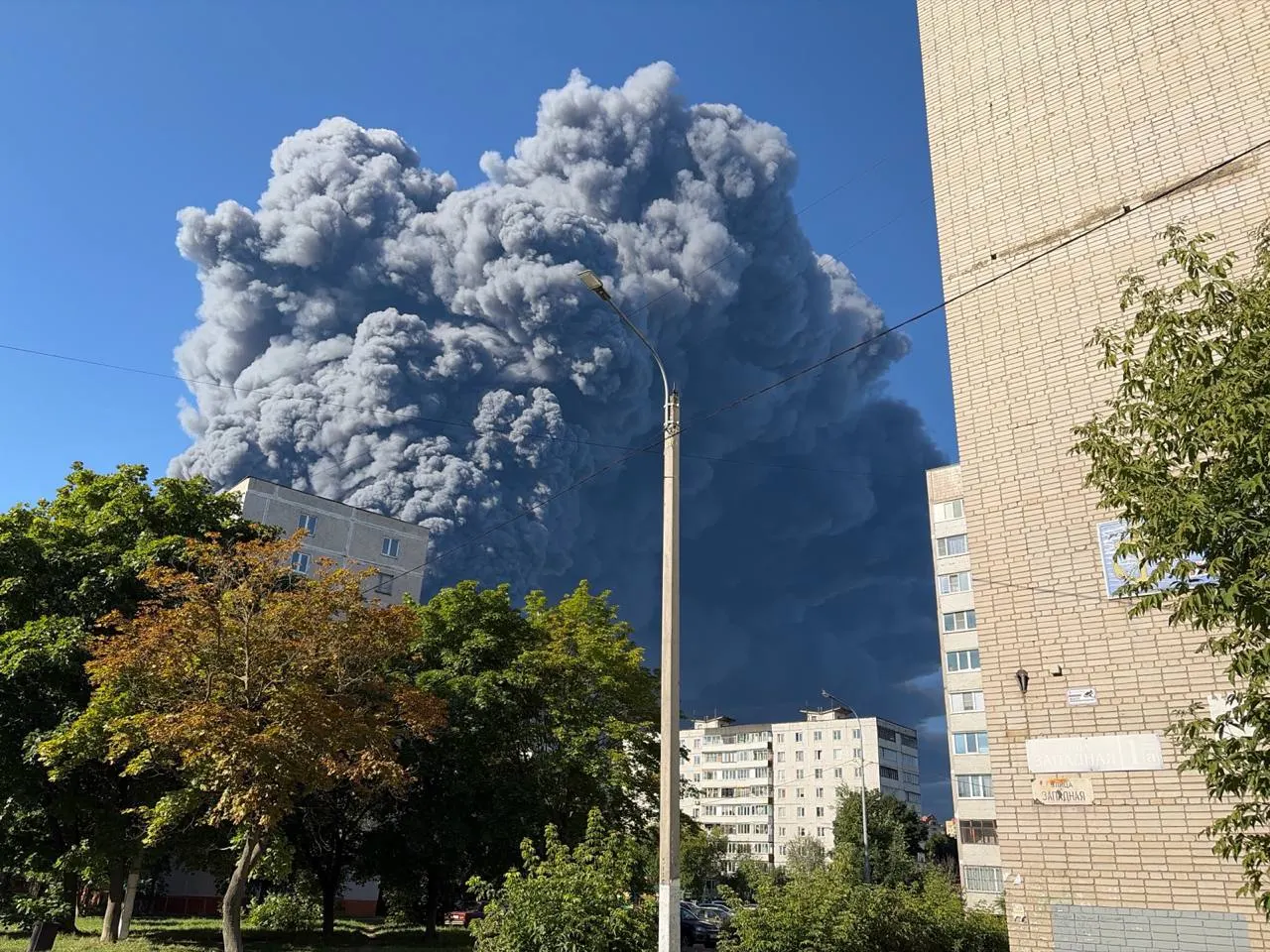 Ночью по логистическим центрам в Тамбовской и Московской областях были нанесены удары: семь человек погибли, более 50 получили ранения, среди пострадавших — жители Чебоксар.