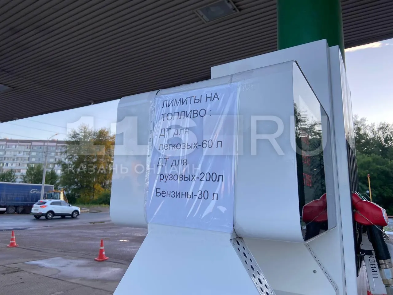 На заправках установили лимиты: 30 л бензина на машину, 60 л дизеля для легковых и 200 л для грузовых; залив в канистры запрещён. Объявления замечены в Стерлитамаке, в наличии был только АИ-95.