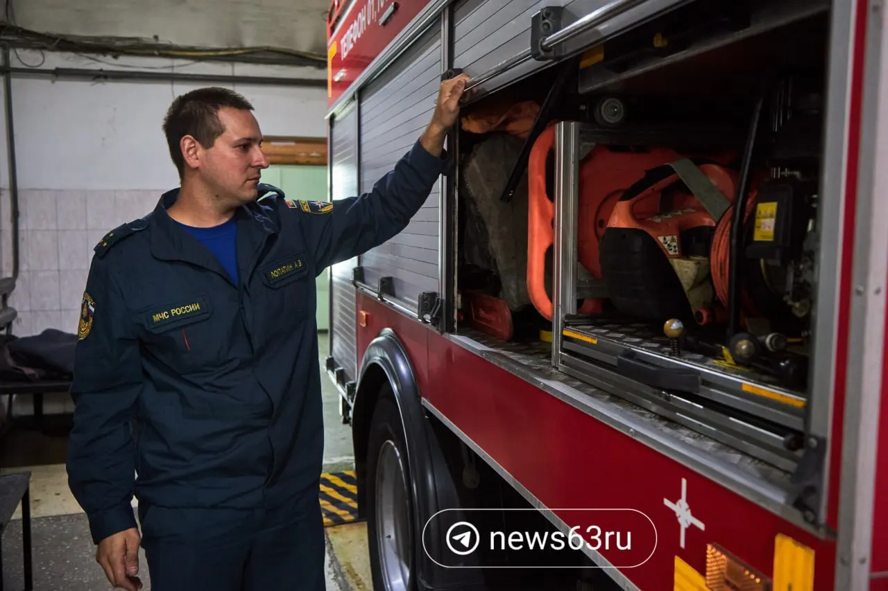 Начальник караула пожарной части рассказал, что перед 24‑часовым дежурством обязательны «поглаженность» и бритьё: маска и дыхательный аппарат должны плотно прилегать к лицу; усы допускаются.