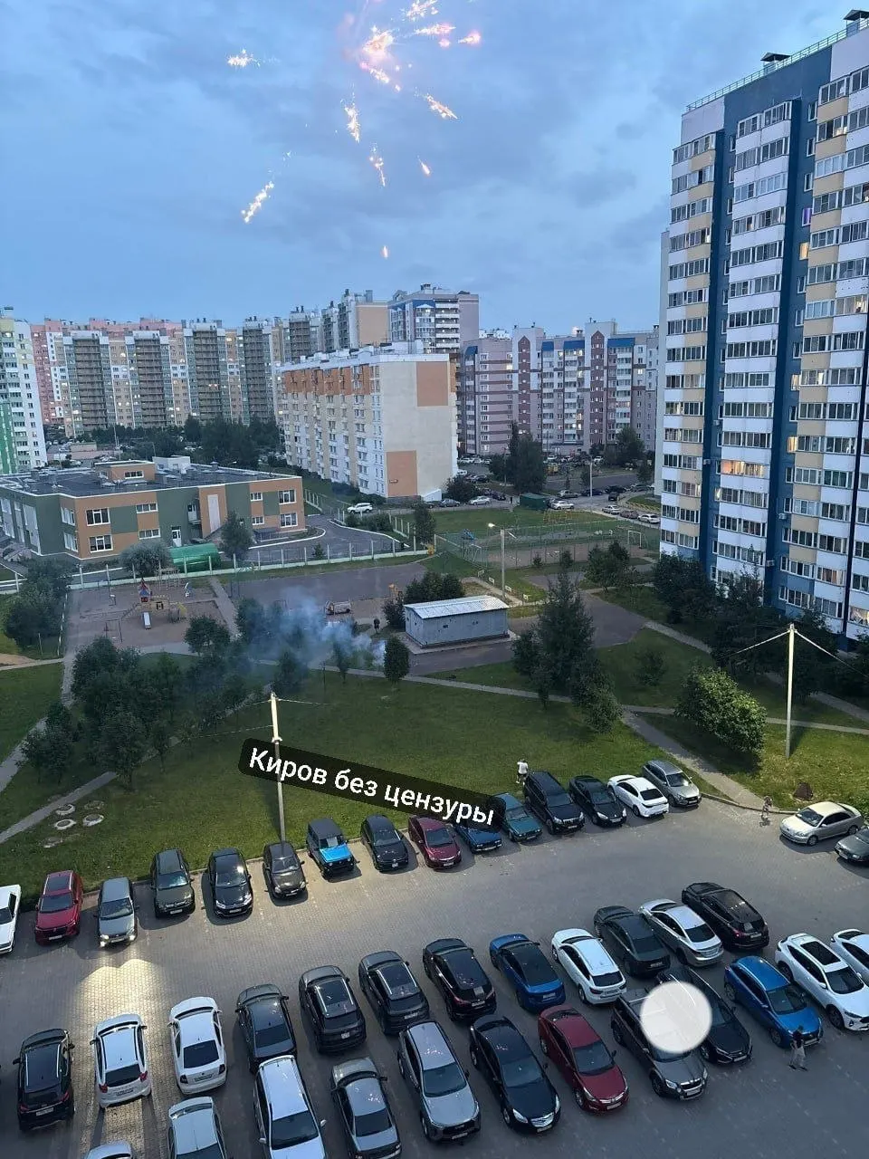Вечером в спальном районе на фоне сообщений об обстрелах во дворе запустили фейерверк. Очевидцы указывают на серебристую Camry и просят правоохранителей изучить записи с камер.