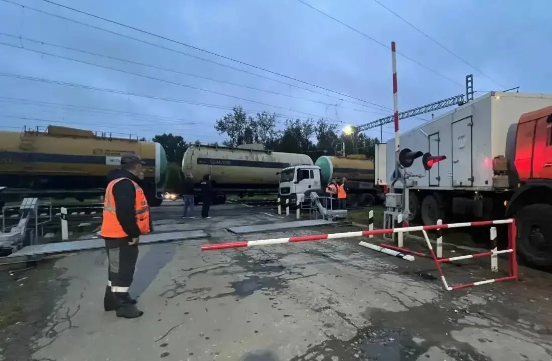 На железнодорожном переезде у станции Каликино поезд столкнулся с прицепом с трактором; повреждены локомотив и техника, семь пассажирских поездов задержались, движение позже восстановили.