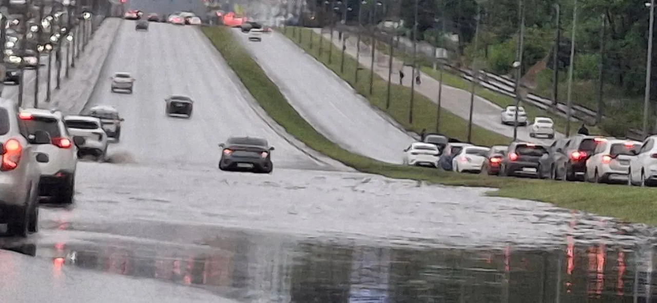 Участок Московского шоссе на отметке 18 км затоплен. Из‑за воды на дороге образовалась большая автомобильная пробка.