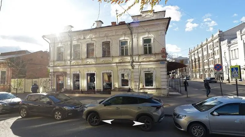 Дом №27 на улице Яблочкова признали аварийным: жильцов обязали отселиться, а собственникам предписали реконструировать здание — объект культурного наследия — до 31 июля 2029 года.