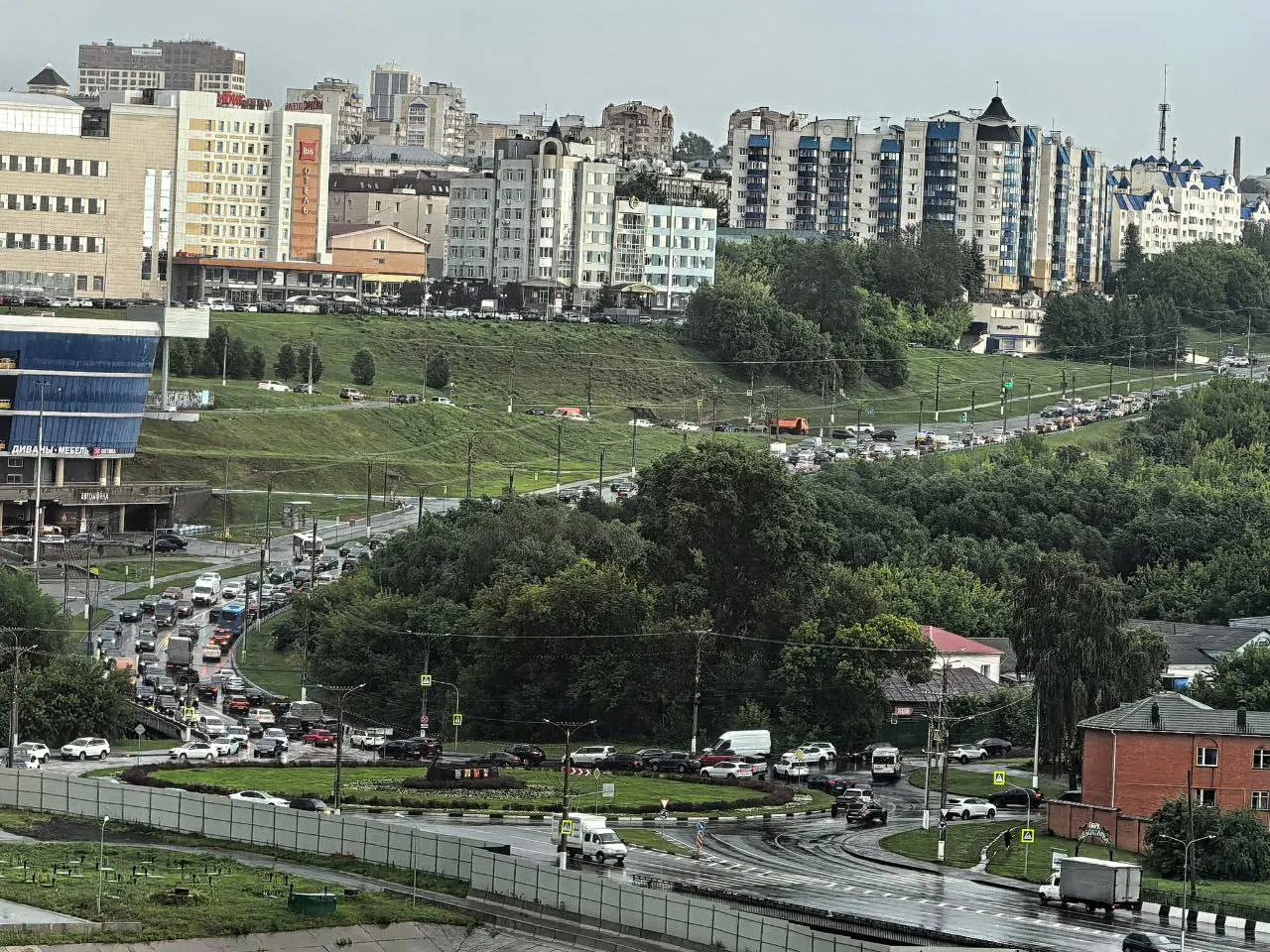 Возле одной из автозаправок «Лукойл» у «Каскада» выстроилась очередь: автомобилисты сообщают об ожидании более часа. Причины задержки не уточняются.