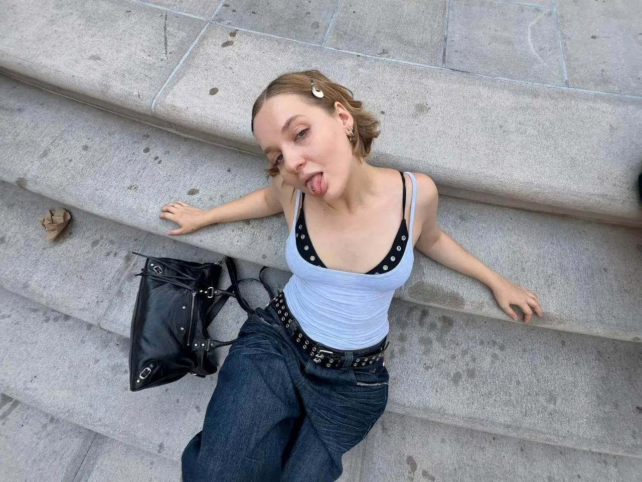 В длинном ролике в TikTok девушка отрицает богатство, признаёт ошибки из прошлого и комментирует обвинения бывших знакомых.