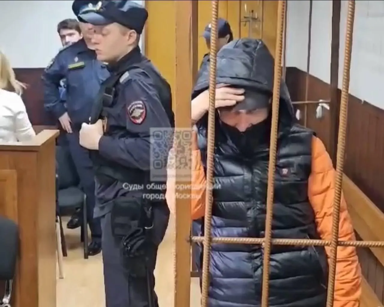 Дмитрий Леонтьев из Йошкар-Олы подписал контракт с Минобороны и перестал числиться ответчиком по делу о мошенничестве против певицы Ларисы Долиной; ранее ему назначили семь лет лишения свободы и штраф в 900 тысяч рублей.