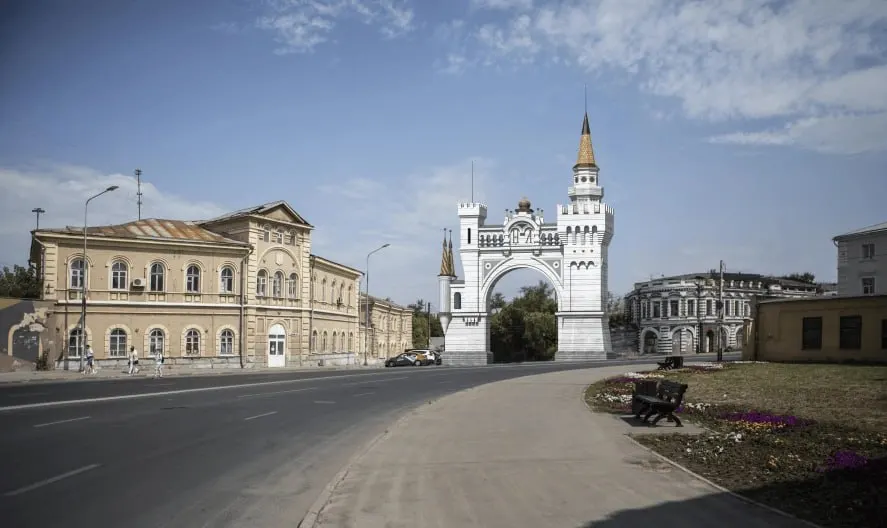 В Нижнем Новгороде начались подготовительные работы по проекту восстановления Триумфальной арки на улице Советской. Работы будут реализованы в несколько этапов: сначала проектно-изыскательские работы, затем реставрация арки и благоустройство прилегающей территории.
