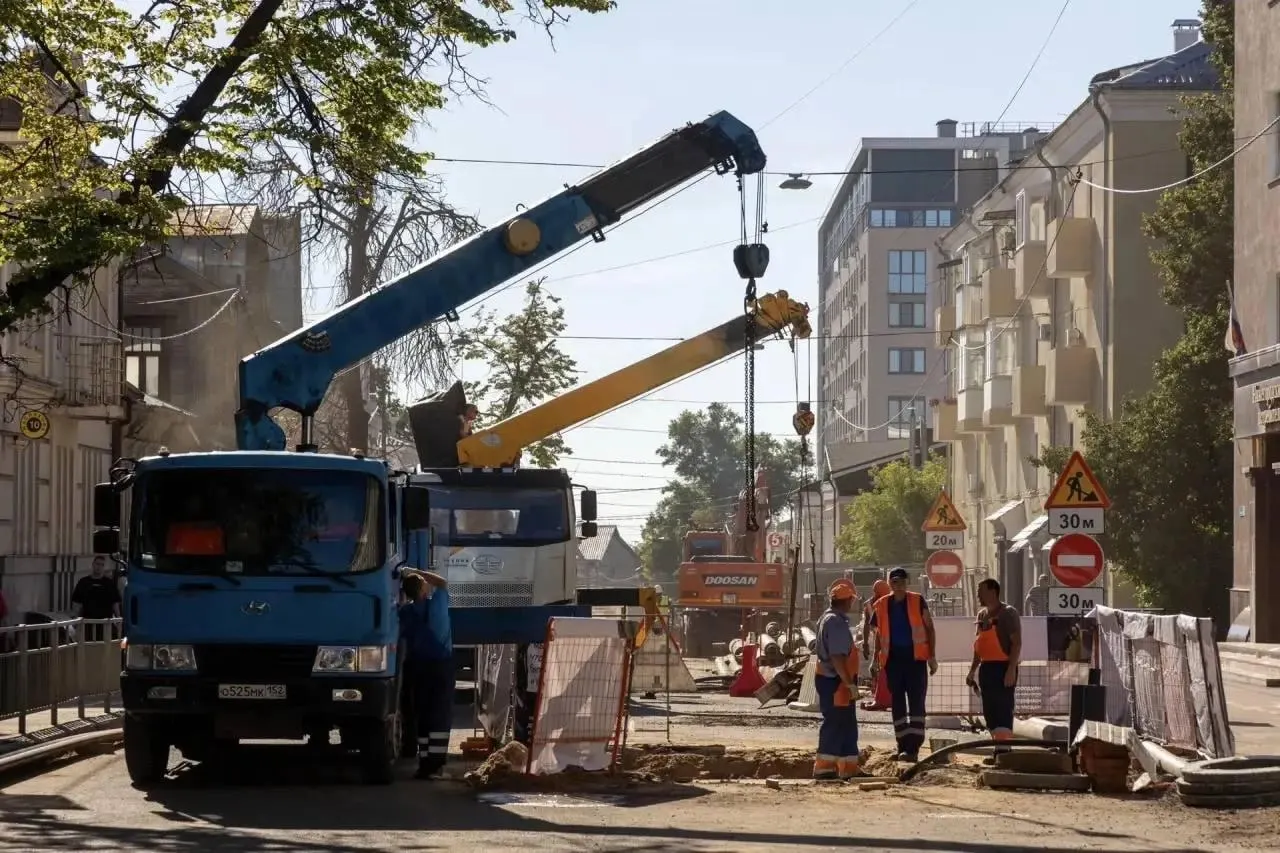 Коммунальные и дорожные работы на участке от площади Горького до Почаинского оврага завершат раньше: на обновление выделено 80 млн рублей, проезжую часть расширят до 3–4 полос.