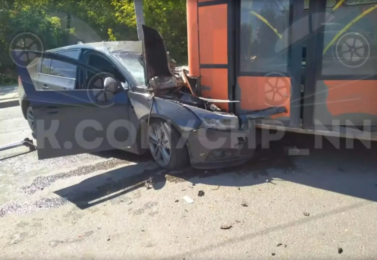 В результате столкновения пострадали водитель легкового автомобиля и пассажир автобуса — их доставили в больницу №13. Очевидцы сообщают о сильном ударе, который едва не перевернул автобус №74.