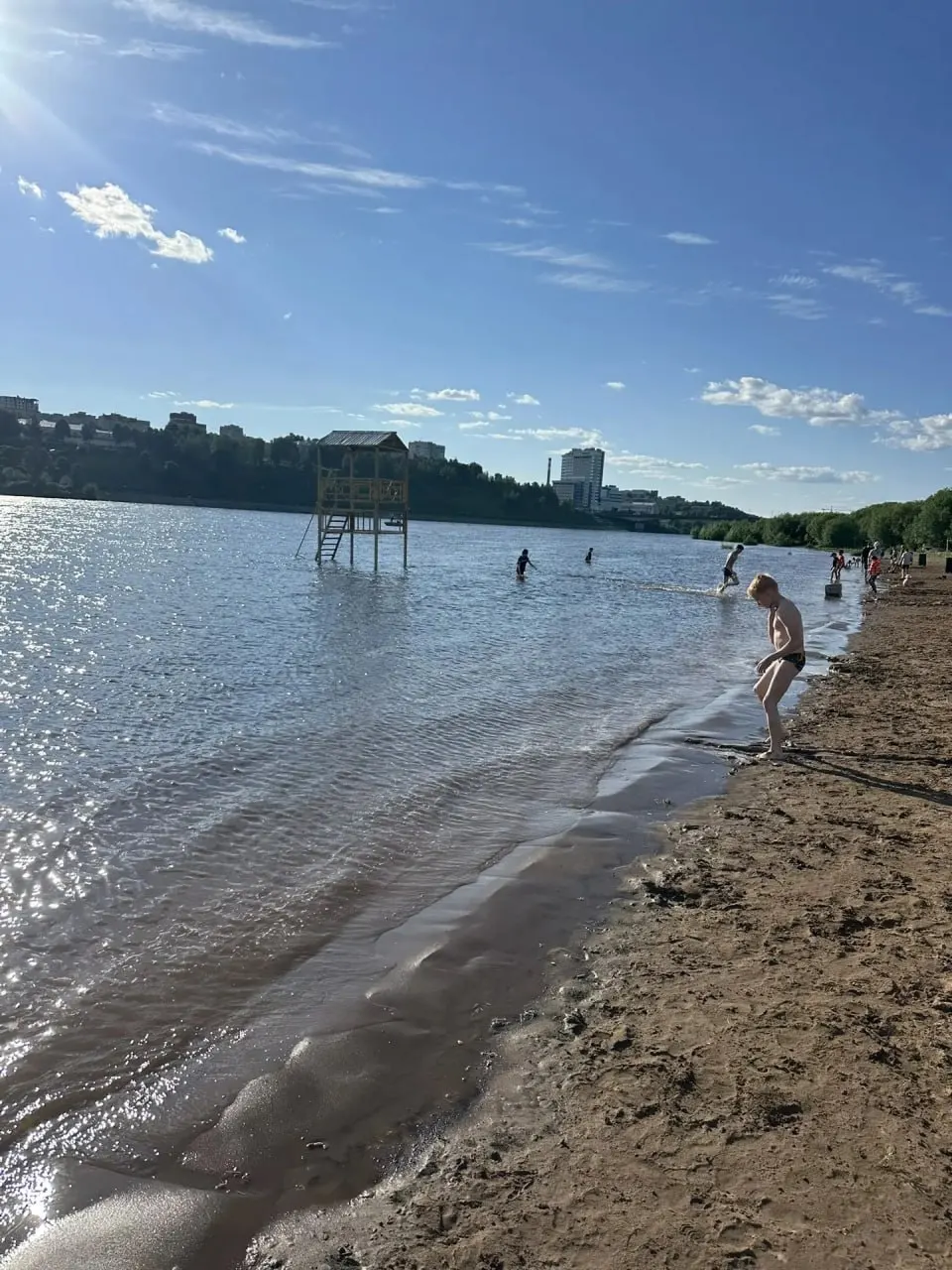 Уровень воды в Вятке у Кирова поднялся до 226 см: частично подтоплен городской пляж у «Титаника», часть оборудования в воде, купание сейчас небезопасно.