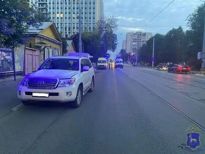 В Самаре начато судебное разбирательство в отношении Василия Калашникова. Его обвиняют в управлении в состоянии опьянения, повлёкшем смерть, угрозе убийством и хулиганстве. По версии следствия, 4 августа 2025 года он приехал к бывшей жене, затем на пешеходном переходе сбил 48-летнего Андрея Богданова — мужчина скончался на месте.