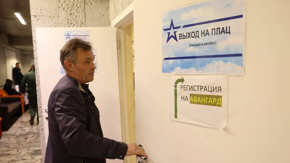 Несколько регионов увеличили единовременные выплаты контрактникам и ввели вознаграждения за вербовку. Меры предпринимают на фоне снижения притока желающих служить и высокого уровня потерь в армии.