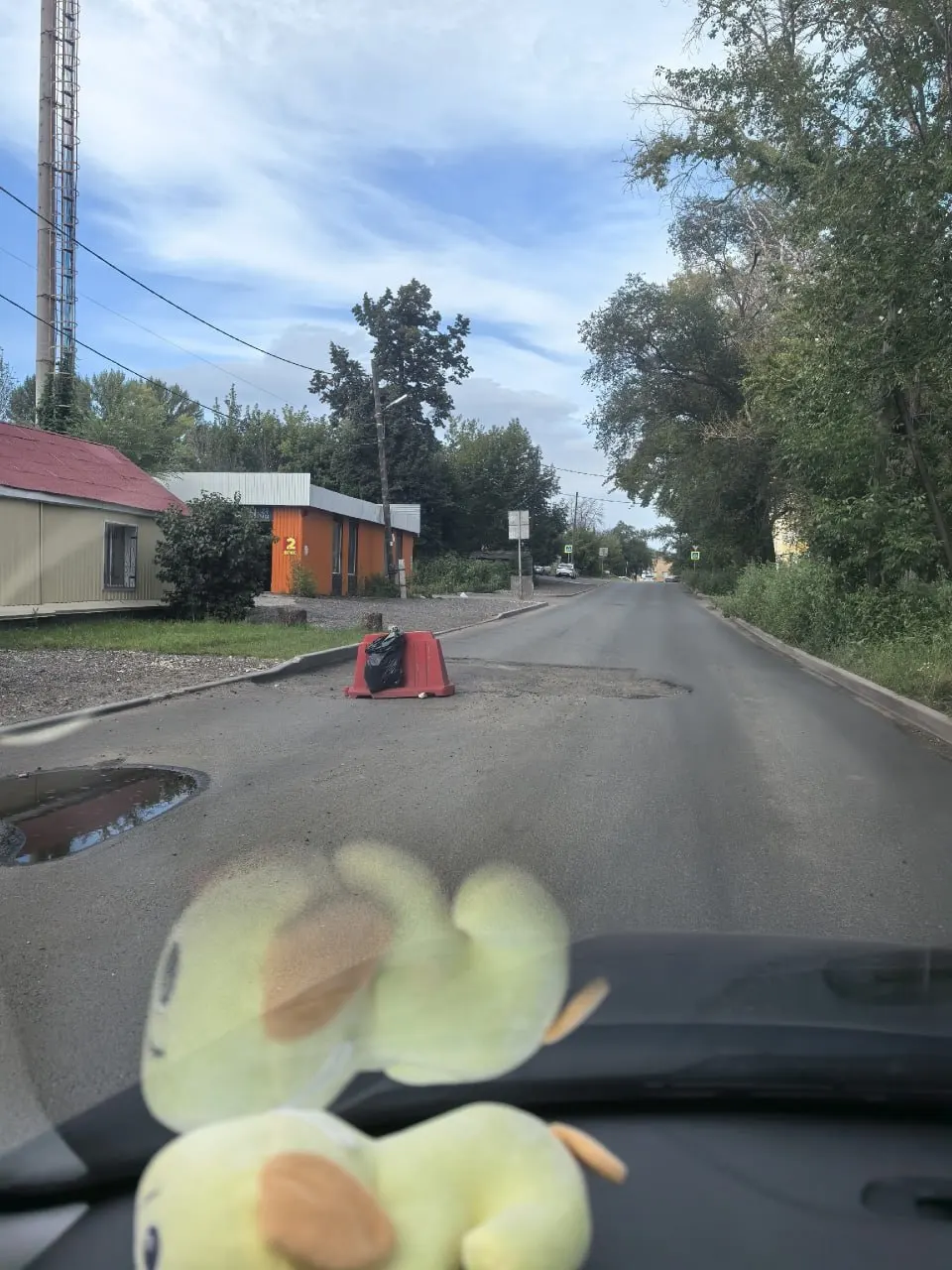 После ремонта на Нагорной улице образовался провал покрытия; движение между Ташкентским переулком и Советской осуществляется по встречной полосе.