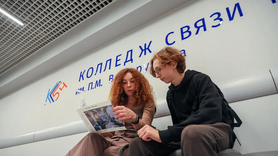 В нескольких городах России школьникам отказывают в переходе в 10‑й класс, мотивируя это низкими оценками, отсутствием мест и рекомендациями направлять выпускников в колледжи — родители связывают такие решения с потребностью в рабочих кадрах.