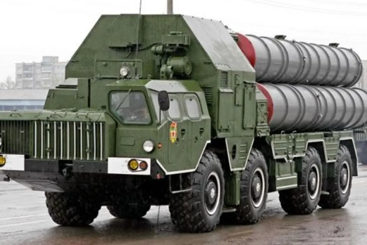 Анализ спутниковых снимков показывает, что значительная часть российских систем С-300 и С-400 выведена с арктических баз и перемещена ближе к объектам, подвергавшимся ударам беспилотников, в том числе к нефтеперерабатывающим заводам.