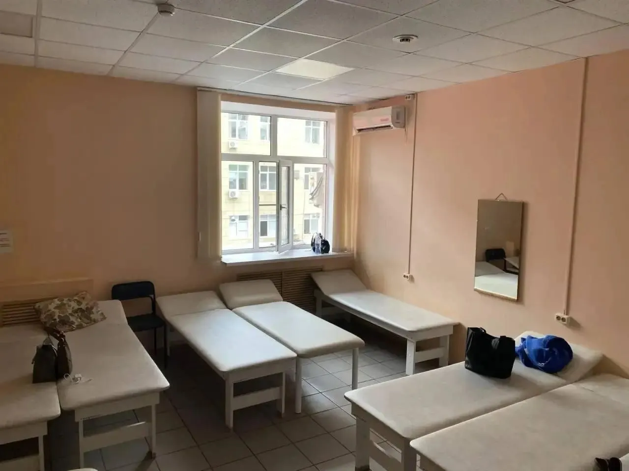 В Минздраве республики опровергли часть жалоб на условия в подстанции: затопление — редкость при ливнях, внутри провели работы по осушению и вентиляции. Отстранённый мужчина работает по аутсорсу.