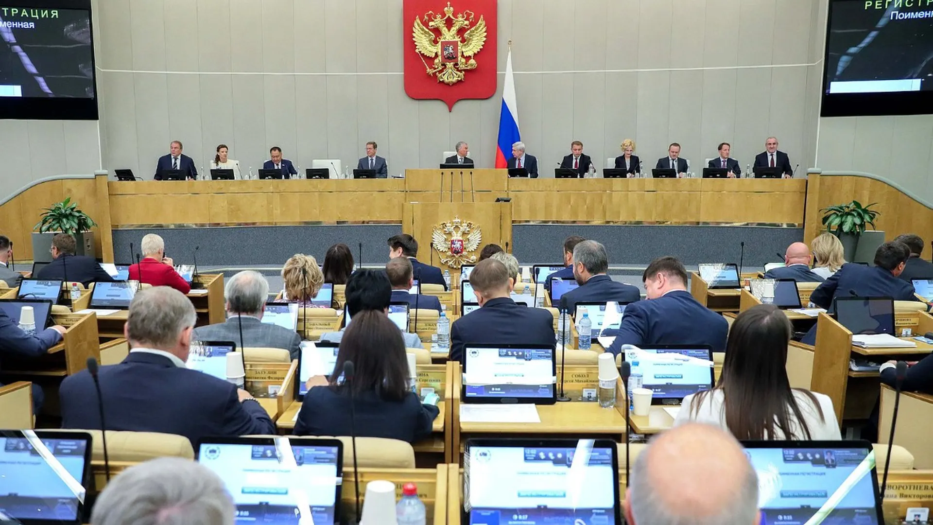 Госдума рассмотрит ужесточение ограничений для&nbsp;уехавших и&nbsp;осуждённых по&nbsp;делам о&nbsp;«иноагентах» и&nbsp;«дискредитации»