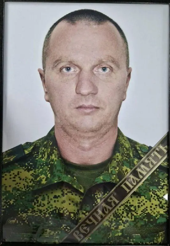 В Петровском районе похоронили 50-летнего Александра Дугина. Он служил старшим вычислителем взвода управления миномётной батареи мотострелкового батальона и погиб 12 апреля в зоне СВО.