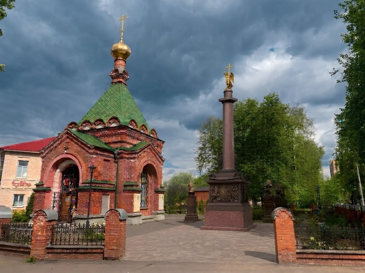 У памятного комплекса у Александровской церкви будет высокая колонна с ангелом и барельефами героев разных эпох, включая участников «СВО». Проект называют элементом патриотического воспитания.